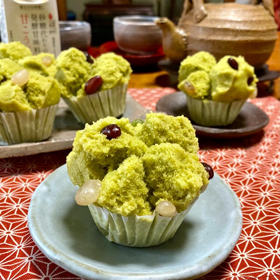 プラス糀　甘こうじで、ぱっくりふわふわ蒸しパン（粉末緑茶と甘納豆入り）